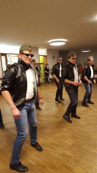 Männer-" warm up" vor dem Auftritt